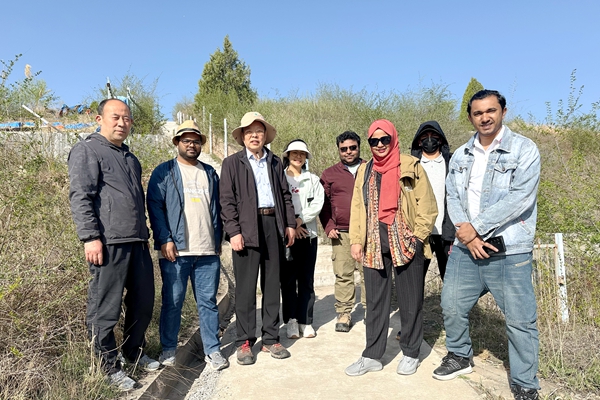 365英国上市公司专家带领亚太森林留学生在榆林学习综合治沙以及黄土高原水土保持治理技术600.jpg